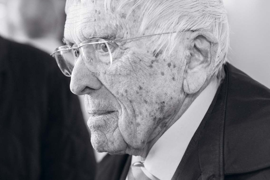 Reiner Kunze bei der Er&ouml;ffnung der Ausstellung &bdquo;Ich habe die tschechische Sprache geheiratet&ldquo; im Oberen Schloss in Greiz am 9. M&auml;rz 2025 (Foto: Dionys Asenkerschbaumer)