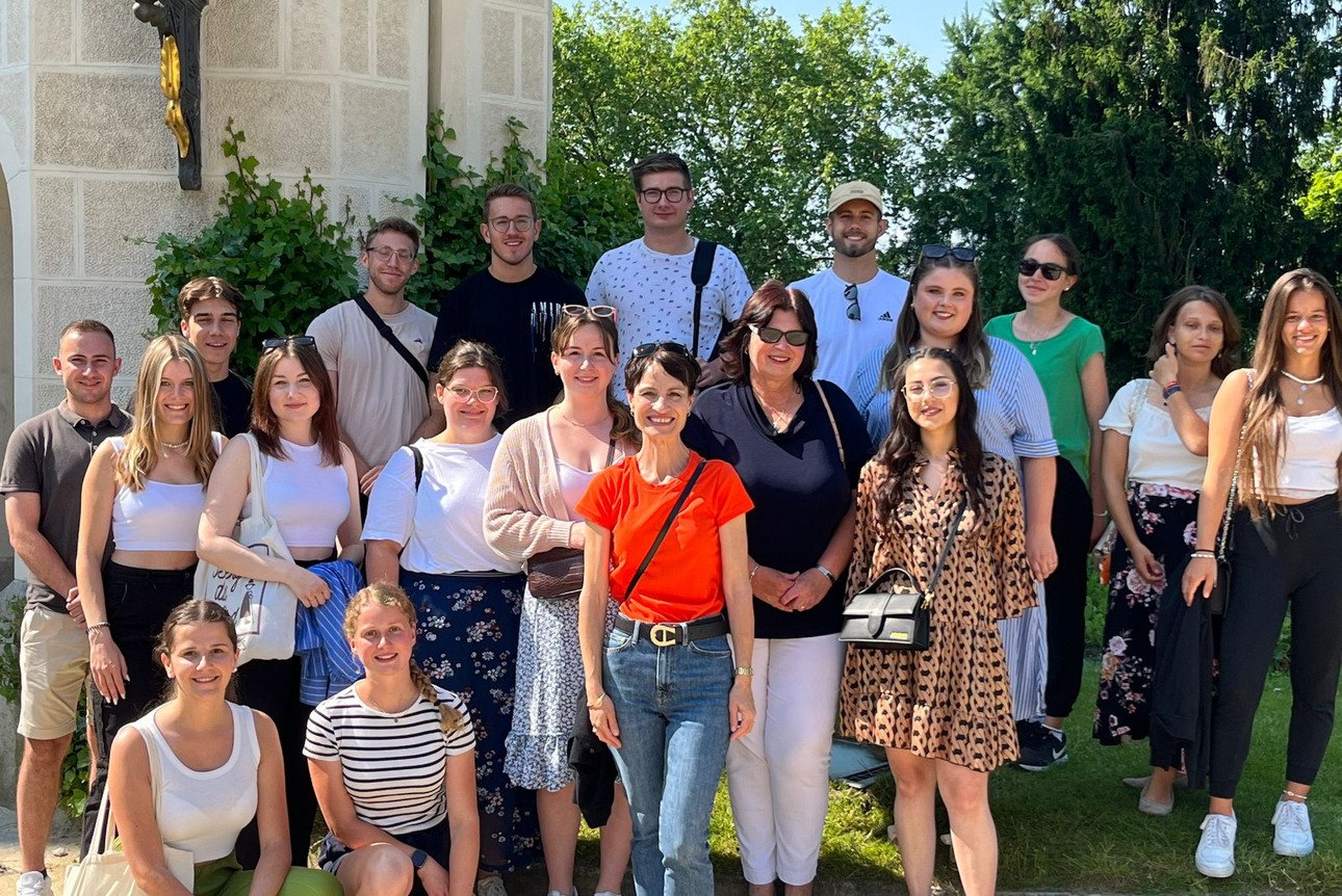 Bild der Gruppe vor Schloss Hluboka nad Vlatavou