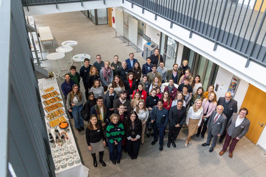 Bild1: Gruppenfoto mit den Teilnehmern des Kooperationsevents der Universität Passau und des Internationalen Karlspreises zu Aachen mit den Veranstaltern: Bernd Vincken, Geschäftsführung der Geschäftsstelle Internationaler Karlspreis zu Aachen (2. Reihe rechts außen; Prof. Dr. Christina Hansen, Vizepräsidentin für Internationales und Diversity (1. Reihe, 3. v.r.); Dr. Jürgen Linden, Vorsitzender des Karlspreisdirektoriums (1.Reihe, 2 v.r.), Foto: Universität Passau.