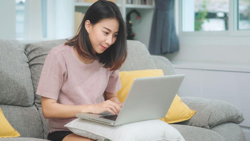 Young business freelance Asian woman working on laptop checking Studierende sitzt am Laptop und nimmt am Online-Spieleabend teil