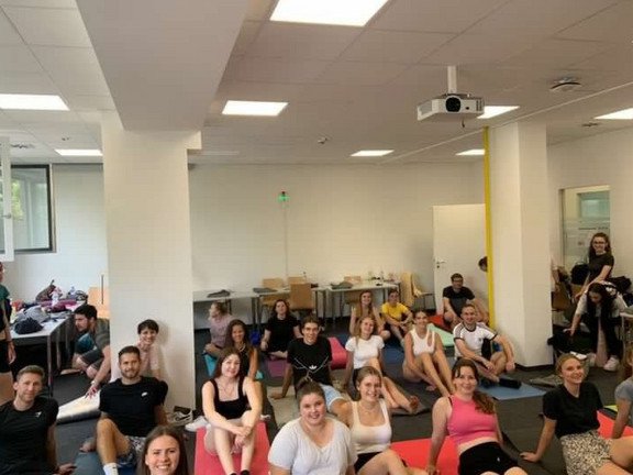 Gruppe Studierender beim Workout 