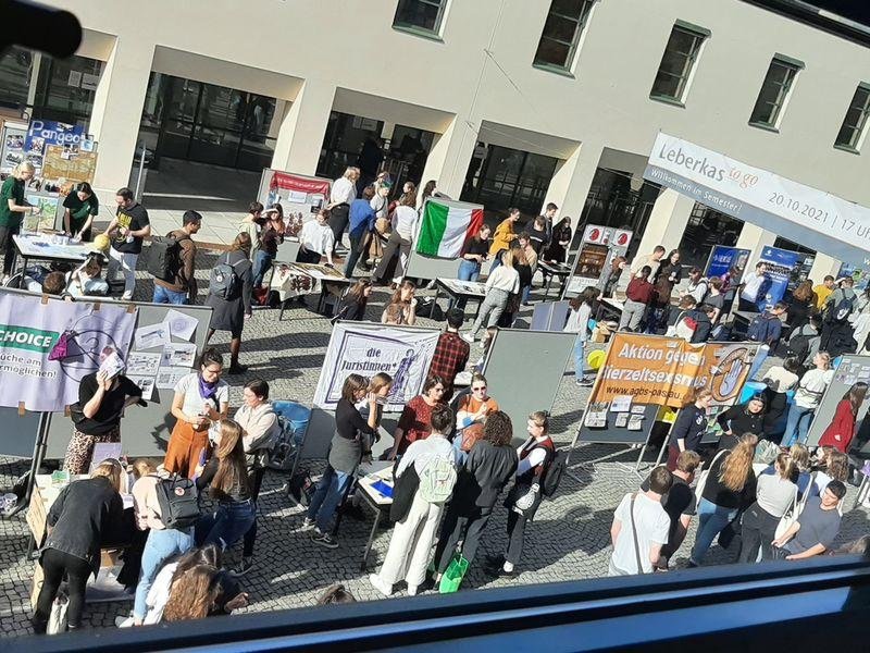Luftaufnahme Infonachmittag mit verschiedenen St&auml;nden und interessierten Studenten