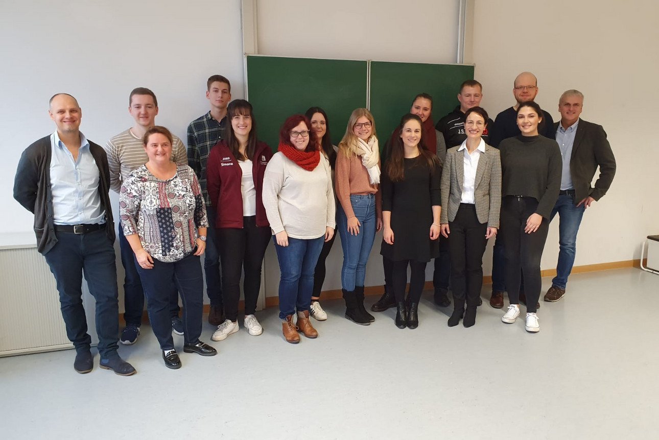 Gruppenbild mit Lehrkr&auml;ften beim Schulbesuch in Vilshofen