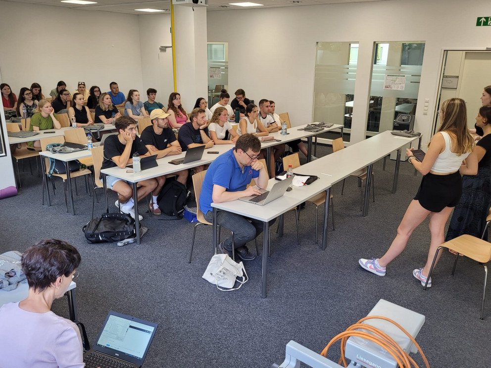 Gruppe Studierender in einem Seminarraum