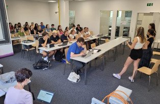 Gruppe Studierender in einem Seminarraum