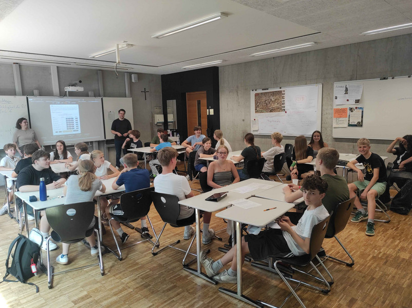 Schülerinnen und Schüler beim Spielen von „Decisions“ am Von-Müller-Gymnasium in Regensburg; Foto: Anton-Claudio Schäfer