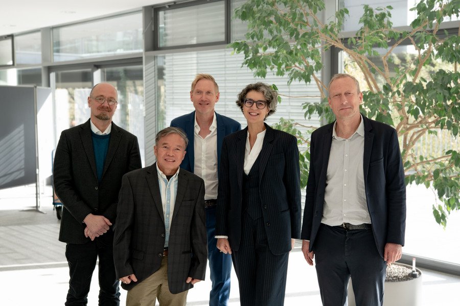 [Translate to Englisch:] Die Verantwortlichen des Studiengangs Dr. Michael Grimm (Mitte), Prof. Dr. Martina Padmanabhan (2.v.r.) und Prof. Dr. Wolfram Schaffar (l.) mit den Gästen Prof. Johannes Jütting von PARIS21/OECD (r.) und Prof. Dr. Chusak Wittayapak von der Universität Chiang Mai (2.v.l.);