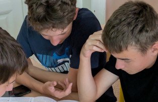 Schüler arbeiten mit digitalen Medien