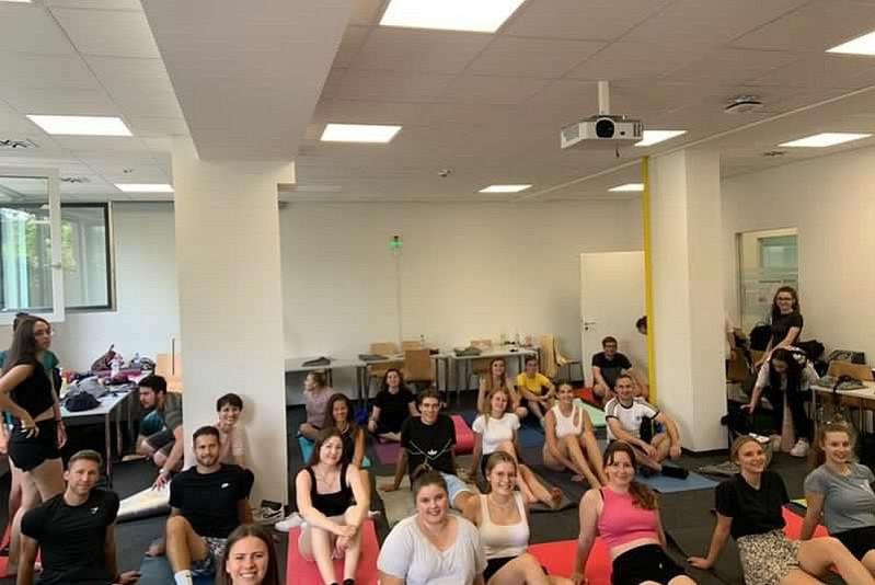 Gruppe Studierender beim Workout