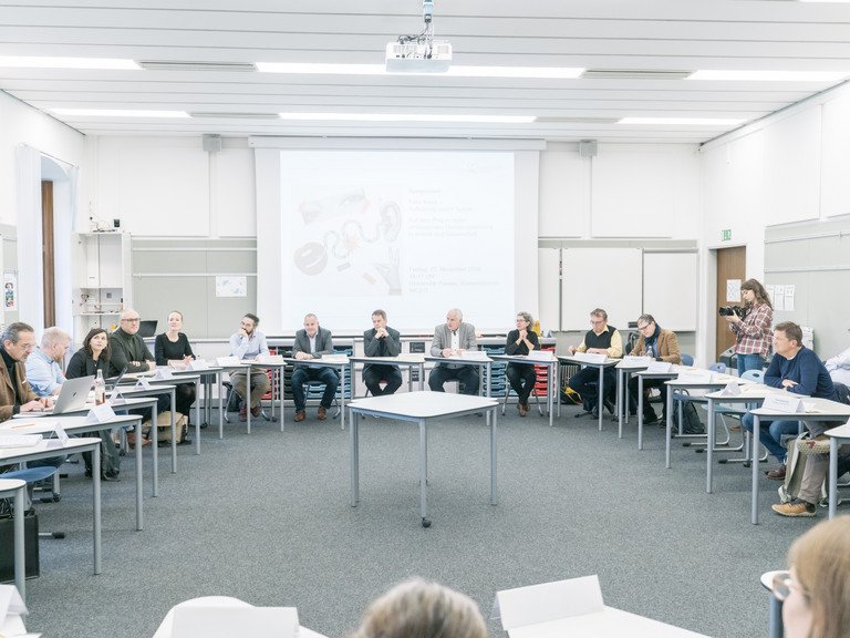 In gro&szlig;er Runde wurde beim Symposium &uuml;ber Fake-News-Aufkl&auml;rung in Schulen diskutiert; Foto:  Universit&auml;t Passau