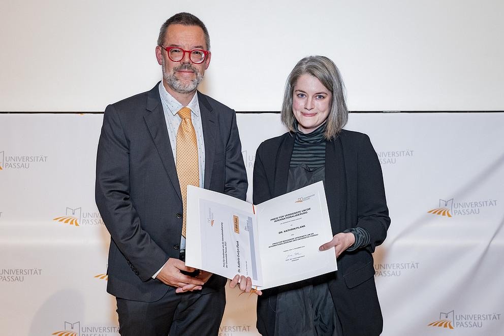 Prof. Dr. Werner Gamerith, Commissioner for Transfer and Internal Integration with the Cross-Functional Task of Sustainability, presents the award to Dr. Kathrin Evelyn Plank 