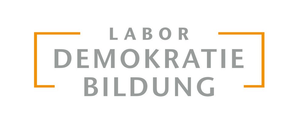 Das Logo des Demokratielabors. Umrandet von einem orangenen Rechteck stehen untereinander die Worte, Labor, Demokratie und Bildung. Demokratie ist im Mittelpunkt und größer dargestellt.