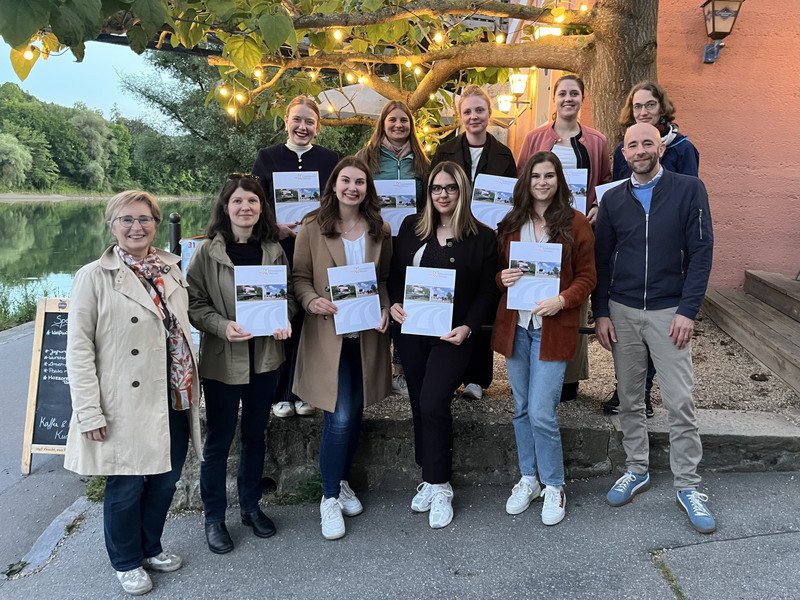 Teilnehmerinnen des Frauen-Mentoring-Jahrgangs 2024-2025 mit Véronique Coiffet (1. v.l.) und Dr. Benedikt Kuhnen (1. v.r.); Foto: Universität Passau