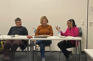 Teilnehmerin spricht zur Gruppe