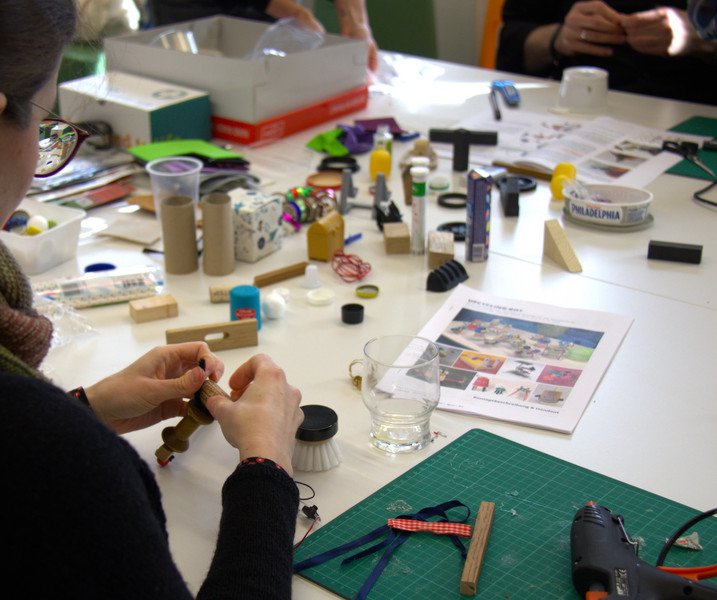 Bei dem Upcycling-Storytelling-Workshop wurden kleine Roboter gebaut; Foto: Cheyenne Christmann (Universit&auml;t Passau, Zentrum f&uuml;r Lehrkr&auml;ftebildung und Fachdidaktik | Didaktische Innovationslabore DiLab)
