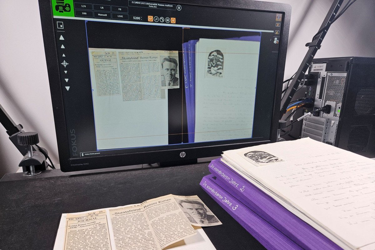 Vorbereitung der Digitalisierung von neuen Archivmaterialien zur Entstehungsgeschichte des Prosabandes "Die wunderbaren Jahre" von Reiner Kunze im Labor f&uuml;r Kulturgutdigitalisierung an der Universit&auml;t Passau. (Foto: Linda v. Keyserlingk)