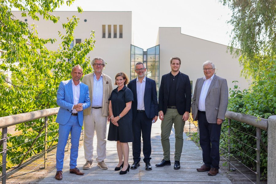 (v.l.) Umweltminister Thorsten Glauber, Festredner Dr. Philipp Blom, Vizepräsidentin Prof. Dr. Bettina Noltenius, Vizepräsident Prof. Dr. Werner Gamerith, Stephan Brandler (Leiter der Sparda-Bank Filiale Passau) und Prof. Dr. Hubert Weiger (Ehrenpräsident des BUND Naturschutz), Foto: Universität Passau
