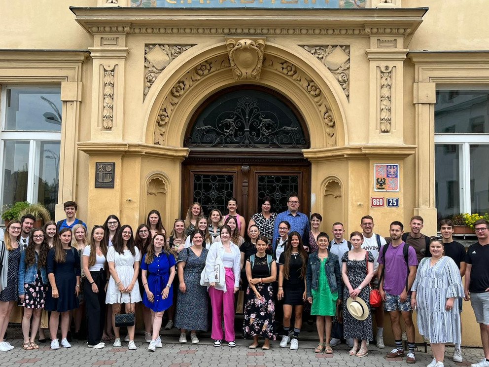 Gruppenbild vor historischem Geb&auml;ude