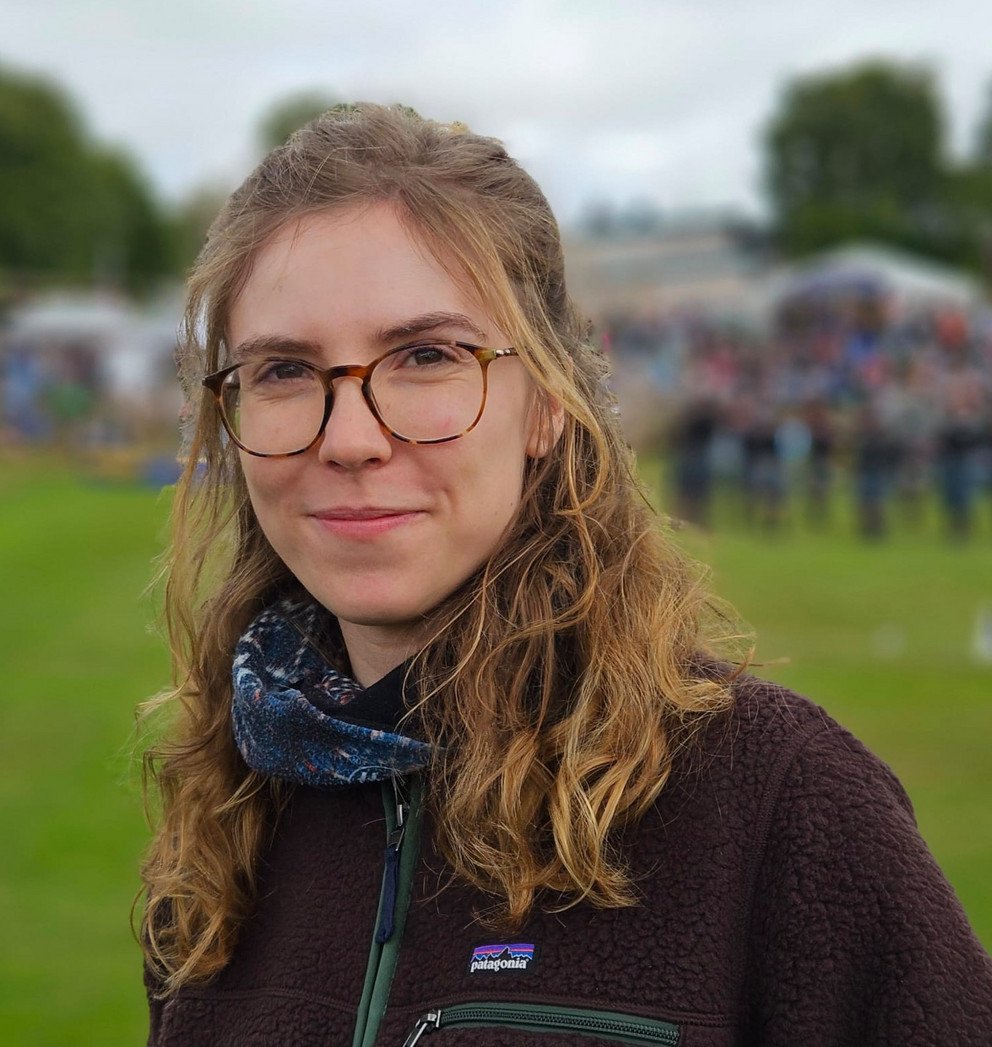 Jannika Eisele, dunkelblonde Frau mit Brille und Patagonia Teddyfleecejacke