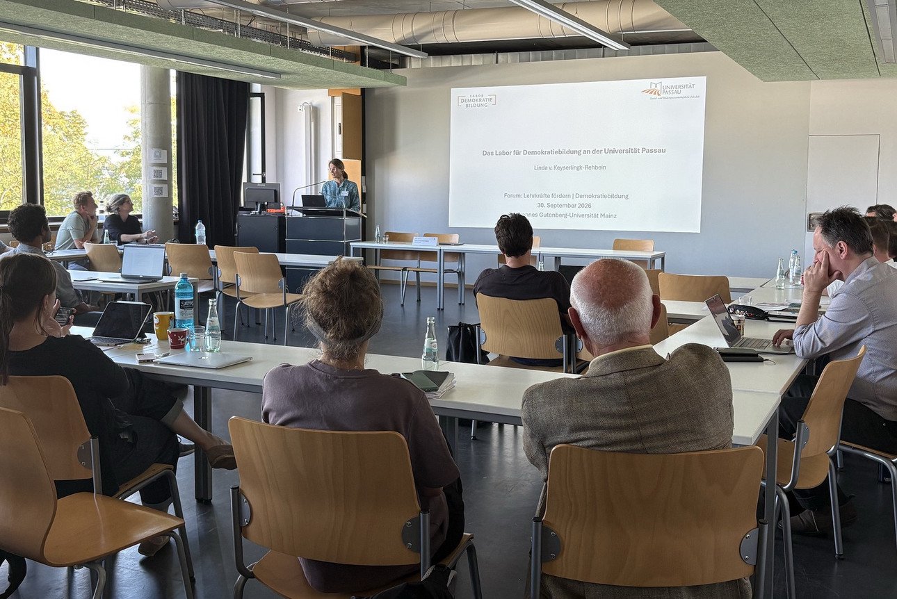 Dr. Linda von Keyserlingk-Rehbein h&auml;lt einen Impulsvortrag auf der Tagung &bdquo;Lehrkr&auml;fte f&ouml;rdern. Demokratiebildung&ldquo; an der Johannes Gutenberg-Universit&auml;t Mainz am 30. September 2026 (Foto: Anna Peterson, Universit&auml;t Mainz)