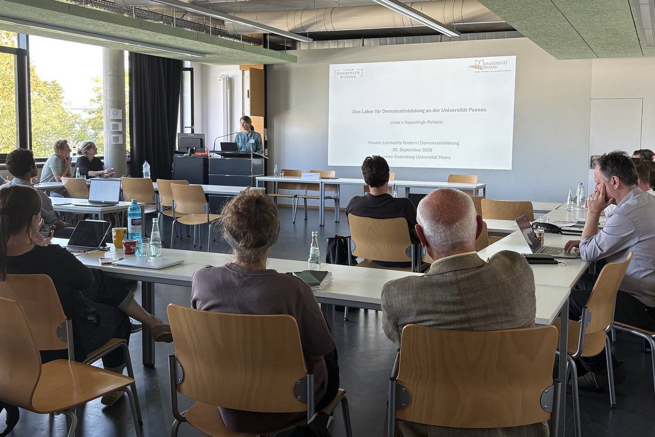 Dr. Linda von Keyserlingk-Rehbein h&auml;lt einen Impulsvortrag auf der Tagung &bdquo;Lehrkr&auml;fte f&ouml;rdern. Demokratiebildung&ldquo; an der Johannes Gutenberg-Universit&auml;t Mainz am 30. September 2026 (Foto: Anna Peterson, Universit&auml;t Mainz)