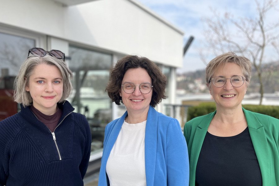 von links nach rechts: Dr. Kathrin Plank, stellvertretende Beauftragte f&uuml;r die Gleichstellung von Frauen in Wissenschaft und Kunst der Universit&auml;t Passau, Dr. Claudia Krell, Leiterin der Stabsstelle Diversity und Gleichstellung, V&eacute;ronique Coiffet, stellvertretende Beauftragte f&uuml;r die Gleichstellung von Frauen in Wissenschaft und Kunst der Universit&auml;t Passau; Foto: Universit&auml;t Passau