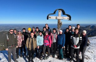 Gruppenfoto Winterhütte 2024 Gipfelkreuz