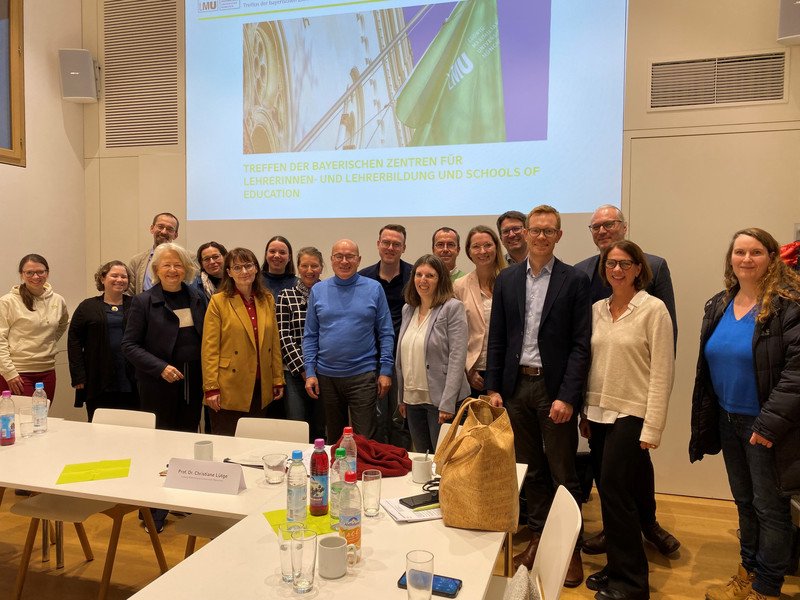 Die Mitglieder des Netzwerks Lehrkräftebildung beim letzten Treffen in München Ende 2024. Für das ZLF der Universität Passau nahmen Matthias Fuchs (hinten, 1. v. r.) und Anneliese Fraser (hinten, 3. v. r.) teil, Foto: LMU München