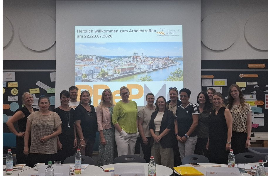 Die „Buddy“-Lehrkräfte mit Mittelschulmentorin und PReP Me-Projektkoordinatorin Simone Rauch (l.) und Dr. Magdalena Sonnleitner, Leiterin des Praktikumsamts für Grund- und Mittelschulen und Projektleiterin von PReP Me (2.v.r.); Foto: Universität Passau.