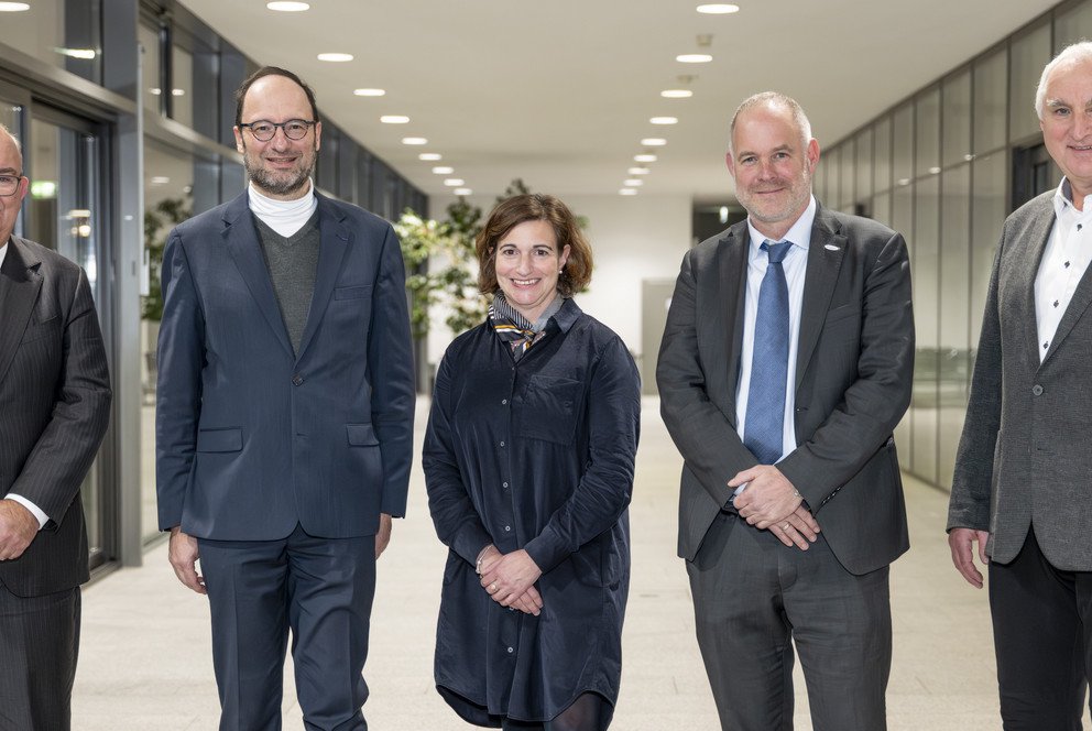 From left to right: Prof. Klaus Beckmann, University Coucil Chair, with Prof. Harald Kosch, Prof. Bettina Noltenius, Prof. Maximilian Sailer and University President Prof. Ulrich Bartosch; Photo credit: University Passau