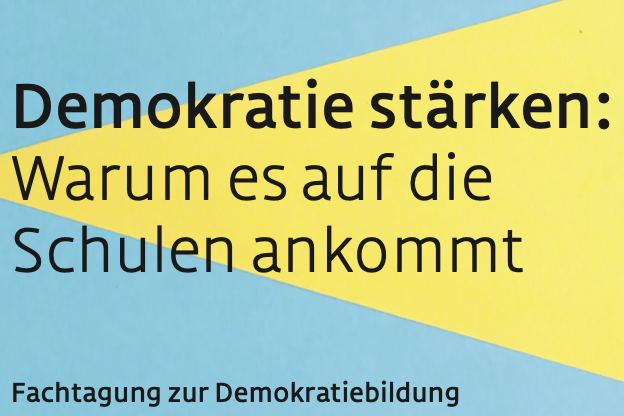 Das Cover des Fotos in Blau und gelbem Dreieck, das von einem Holzstift ausgeht: Überschrift: Demokratie stärken: Warum es auf die Schulen ankommt
