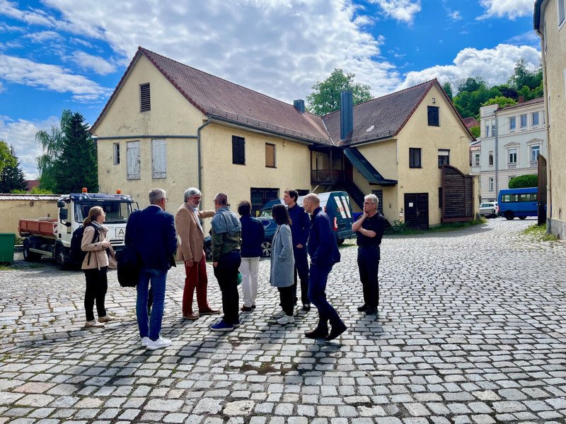 Ein Teil des TraUBe-Forschungsteams und die Projektverantwortlichen besichtigen das ehemalige Innstadt-Brauerei-Gelände; Foto: Universität Passau. Ein Teil des TraUBe-Forschungsteams und die Projektverantwortlichen besichtigen das ehemalige Innstadt-Brauerei-Gelände; Foto: Universität Passau.