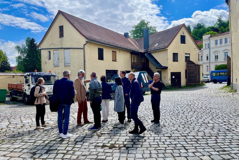 Ein Teil des TraUBe-Forschungsteams und die Projektverantwortlichen besichtigen das ehemalige Innstadt-Brauerei-Gel&auml;nde; Foto: Universit&auml;t Passau.