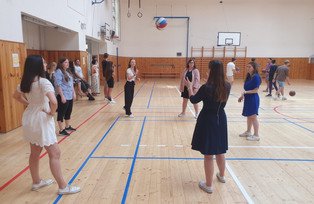 Studierende in der Sporthalle