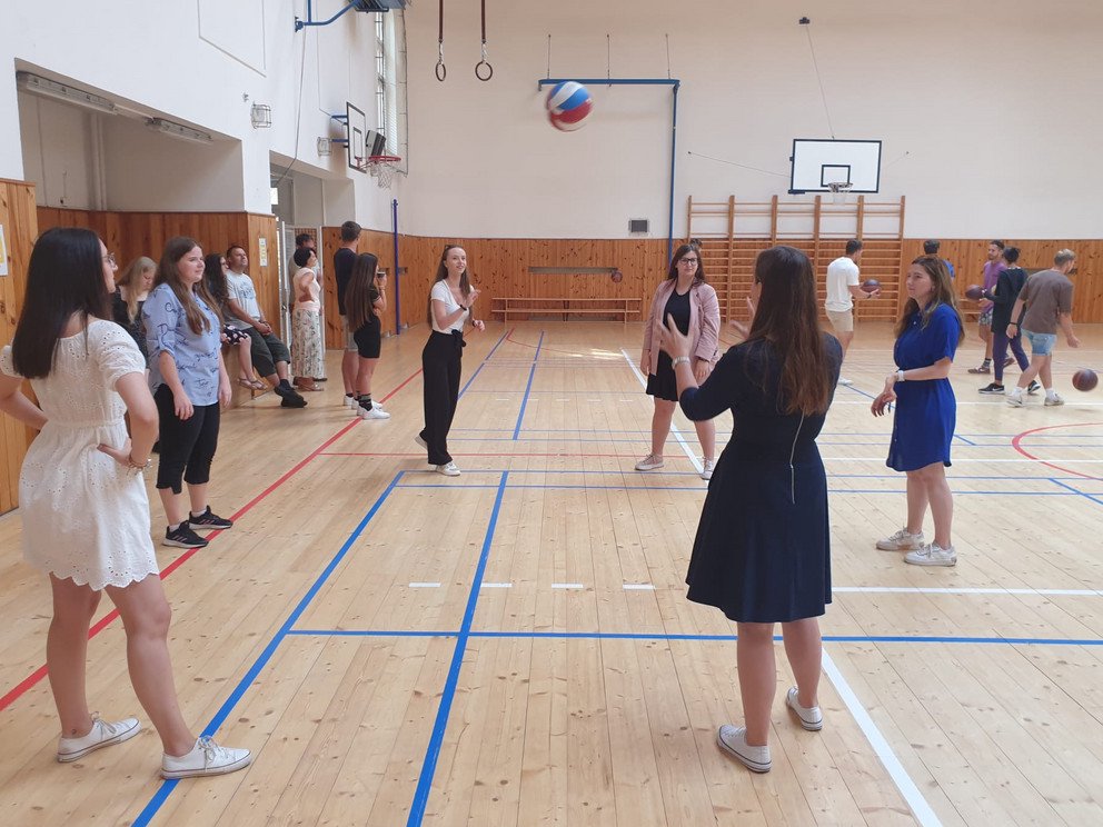 Studierende in der Sporthalle