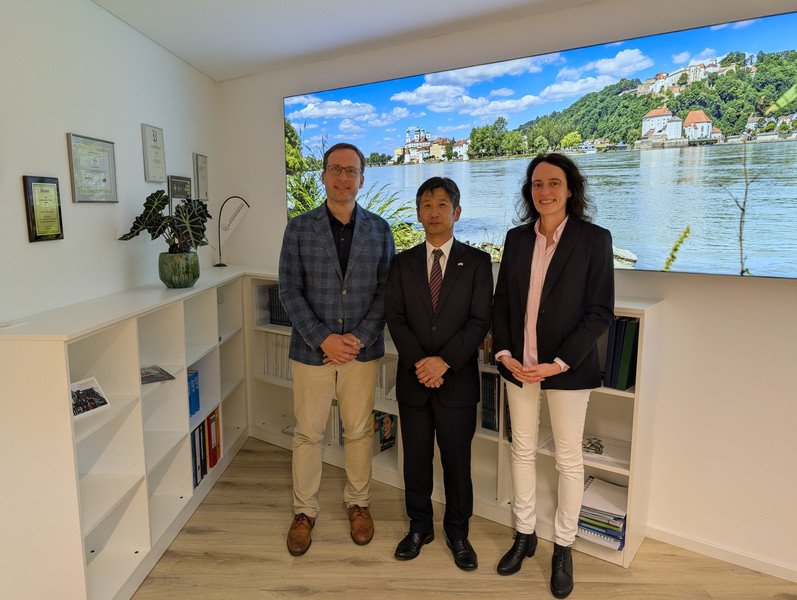 Generalkonsul Kenichi Bessho mit Präsident Jan Henrik Schumann und Vizepräsidentin Daniela Wawra; Foto: Universität Passau