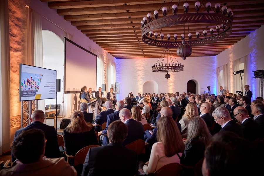 Podiumsdiskussion beim Symposion des Neuburger Gespr&auml;chskreises auf Schloss Neuburg 2025; Foto: Universit&auml;t Passau.