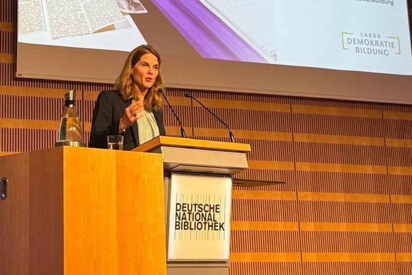 Dr. Linda von Keyserlingk bei der Er&ouml;ffnung der Ausstellung &bdquo;Ich habe die tschechische Sprache geheiratet. Reiner Kunze und die tschechische Poesie&rdquo; im Vortragssaal der Deutschen Nationalbibliothek in Frankfurt am Main am 29. September 2026