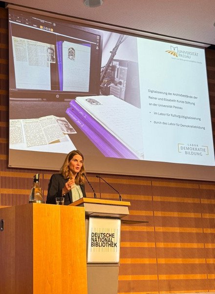 Dr. Linda von Keyserlingk bei der Er&ouml;ffnung der Ausstellung &bdquo;Ich habe die tschechische Sprache geheiratet. Reiner Kunze und die tschechische Poesie&rdquo; im Vortragssaal der Deutschen Nationalbibliothek in Frankfurt am Main am 29. September 2026