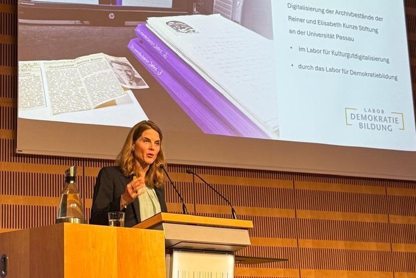 Dr. Linda von Keyserlingk-Rehbein bei der Er&ouml;ffnung der Ausstellung &bdquo;Ich habe die tschechische Sprache geheiratet. Reiner Kunze und die tschechische Poesie&rdquo; im Vortragssaal der Deutschen Nationalbibliothek in Frankfurt am Main am 29. September 2026