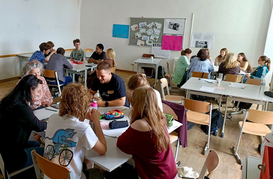 Einblicke in den Workshop „Café Deutsch“ zum interkulturellen Austausch am Gymnasium Leopoldinum; Foto: TraUBe / Universität Passau. Einblicke in den Workshop „Café Deutsch“ zum interkulturellen Austausch am Gymnasium Leopoldinum; Foto: TraUBe / Universität Passau.