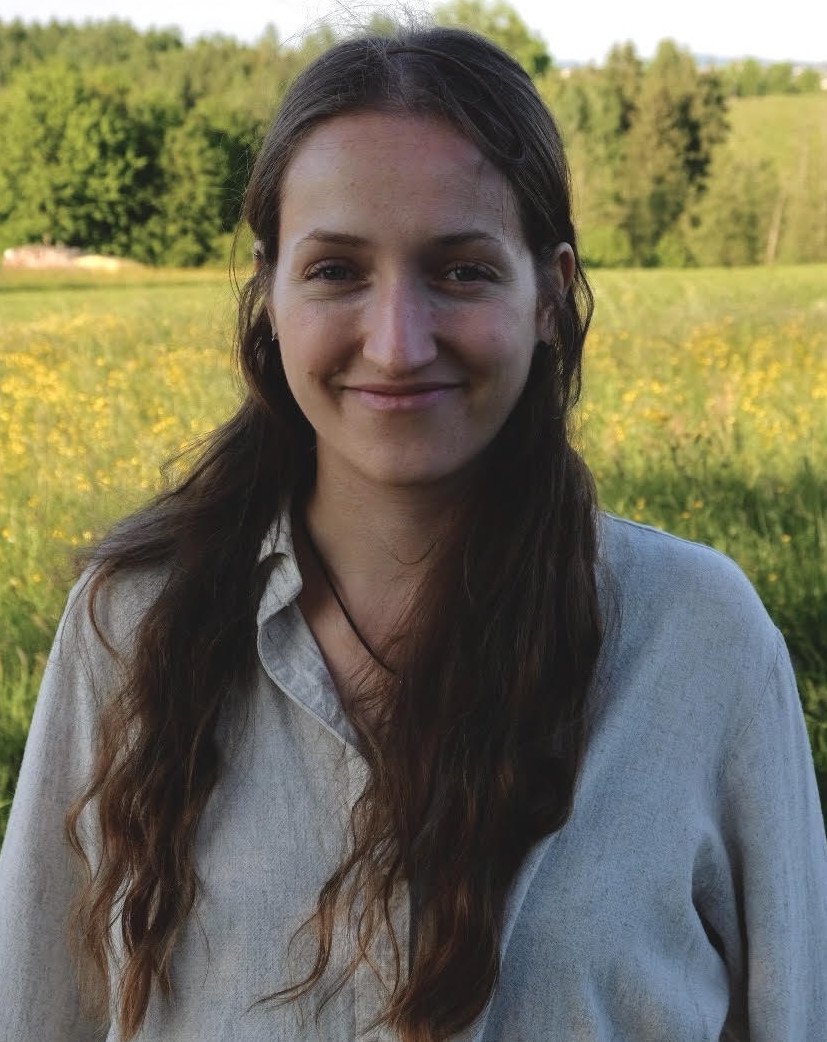 Liesa Cosman vor einer Blumenwiese