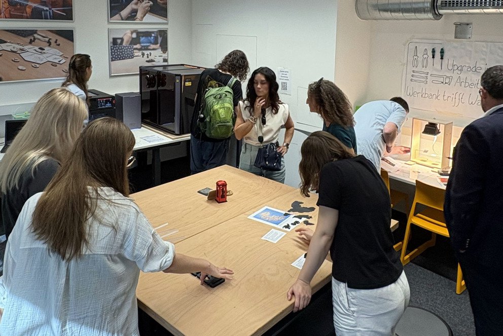 Die Gäste konnten sich an verschiedenen Stationen versuchen und den MakerSpace erkunden. Foto: Anneliese Fraser