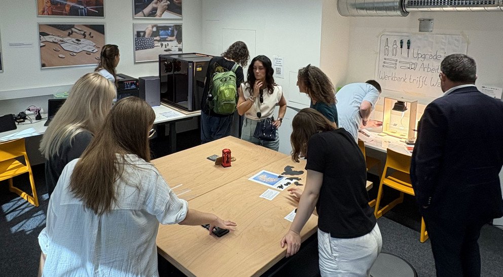 Die Gäste konnten sich an verschiedenen Stationen versuchen und den MakerSpace erkunden. Foto: Anneliese Fraser