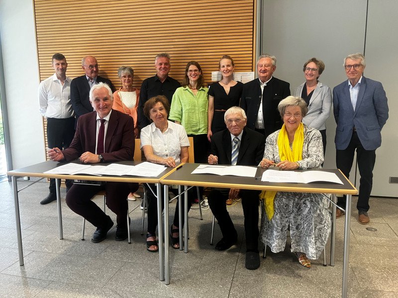 Besiegelten die künftige Kooperation im Vorhaben „Forschungs- und Reflexionslabor Demokratiebildung“: Präsident Prof. Dr. Ulrich Bartosch (von links), Roswitta Jany (Schwarz-Jany-Stiftung), Reiner Kunze und Renate Braun (Reiner und Elisabeth Kunze Stiftung). Mit ihnen freuen sich neben Vertreterinnen und Vertretern beider Stiftungen Altpräsident Prof. Dr. Walter Schweitzer (hinten von rechts), Landtagsabgeordnete Roswitha Toso, Altlandrat Franz Meyer sowie die wissenschaftlichen Impulsgeberinnen Prof. Dr. Inken Heldt und Dr. Linda Keyserlingk-Rehbein. Foto: Universität Passau