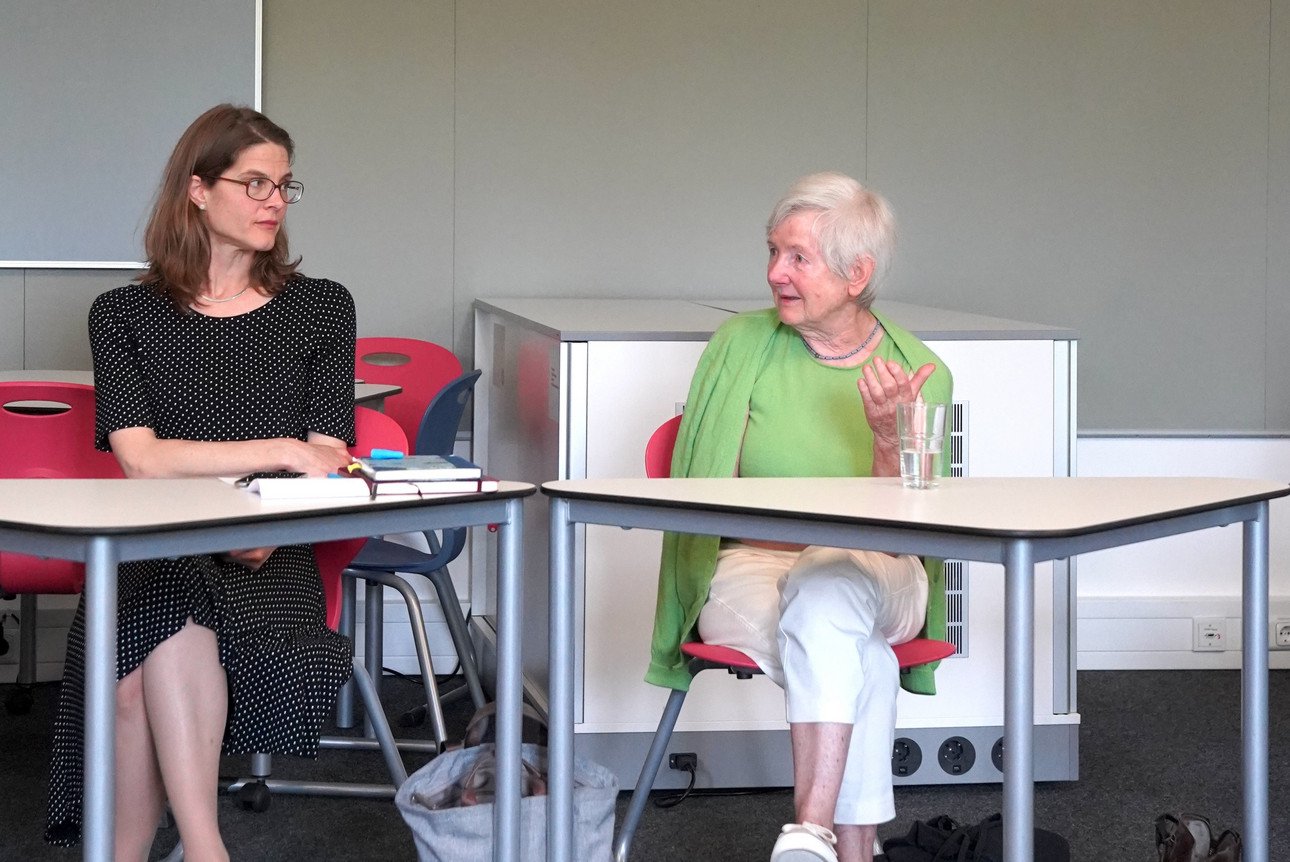 Dr. Elke D&auml;mmrich (r.) erg&auml;nzt hin und wieder die Erz&auml;hlungen ihres Mannes. Sie erl&auml;utert anschaulich die Motive f&uuml;r den Fluchtversuch und die traumatisierenden Hafterfahrungen in der DDR.