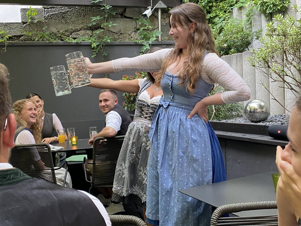 Zwei Frauen beim Bierkrugstemmen 