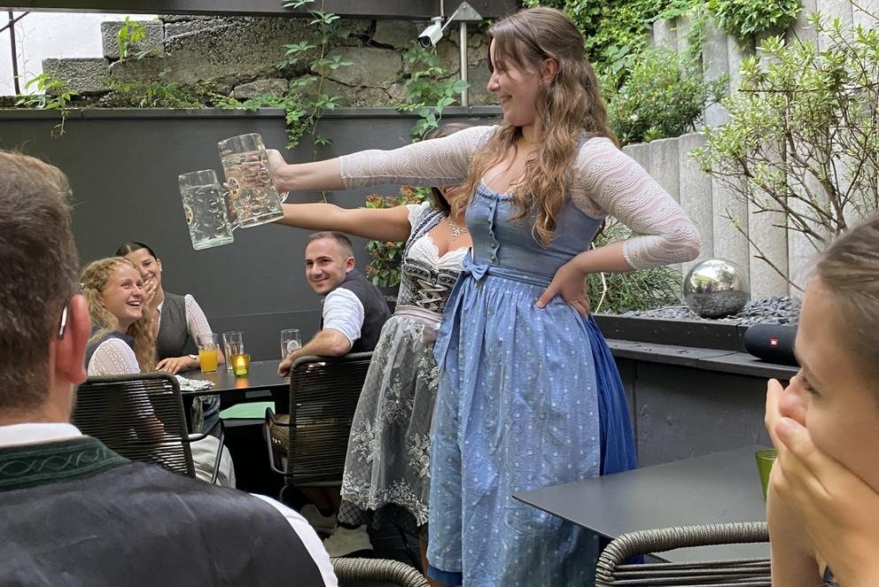 Zwei Frauen beim Bierkrugstemmen