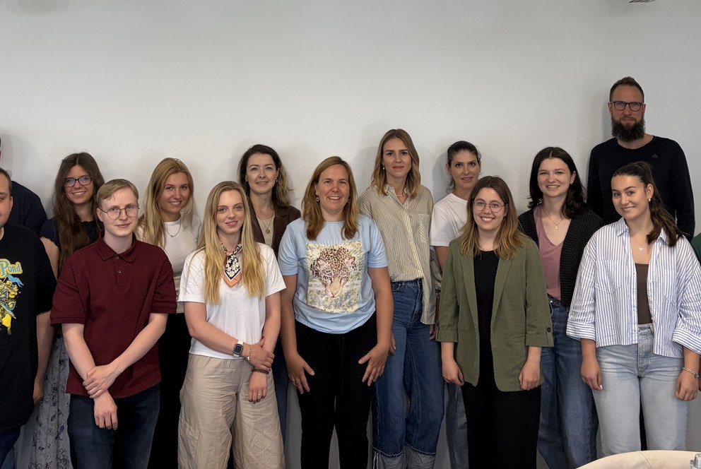 Die Teilnehmenden des ersten BAS!S-Kooperationsseminars mit Mittelschulseminarleiterin Melanie Neulinger-Seil (l.), Mathematikdidaktiker Dr. Roland Kufner (r.) und Dr. Florian Salzberger vom BAS!S-Projektteam (3.v.r.); Foto: Johannes H&ouml;fler.