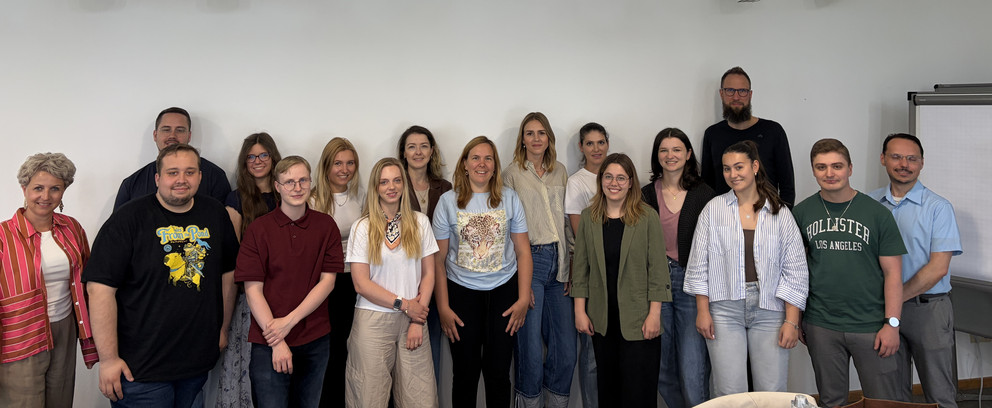 Die Teilnehmenden des ersten BAS!S-Kooperationsseminars mit Mittelschulseminarleiterin Melanie Neulinger-Seil (l.), Mathematikdidaktiker Dr. Roland Kufner (r.) und Dr. Florian Salzberger vom BAS!S-Projektteam (3.v.r.); Foto: Johannes Höfler.